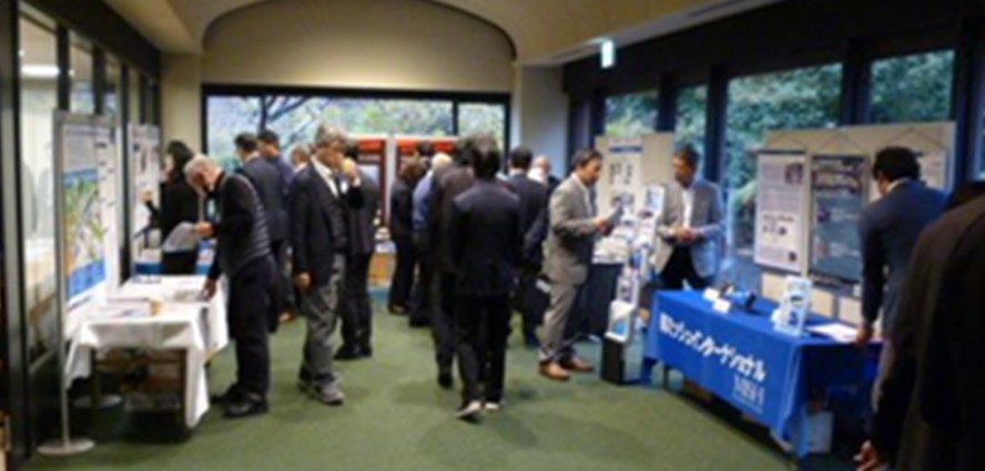 展示の様子(ホワイエ) 展示の様子(ホワイエ)